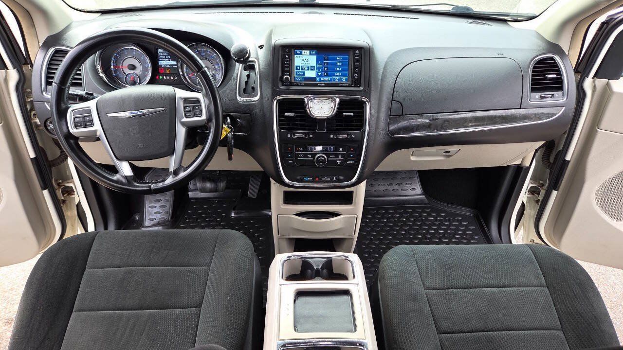 Used 2011 Chrysler Town & Country Touring FWD image 38