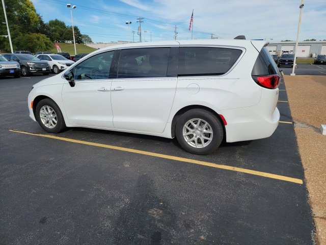 Used 2026 Chrysler Voyager LX FWD image 2