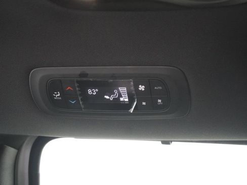 Used 2025 Chrysler Pacifica Select image 34