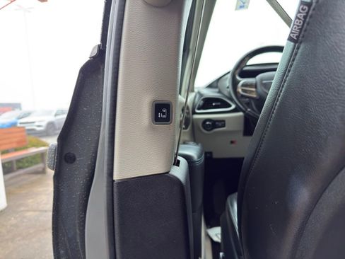 Used 2021 Chrysler Pacifica Touring-L image 36