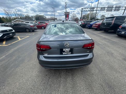 Used 2016 Volkswagen Jetta Sport w/ Lighting Package FWD image 4