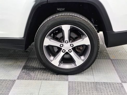 Used 2023 Jeep Grand Cherokee L Limited AWD/4WD image 16