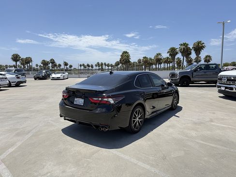 Used 2022 Toyota Camry SE FWD image 3