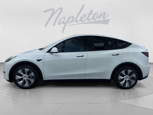 Used 2024 Tesla Model Y Long Range AWD/4WD image 2