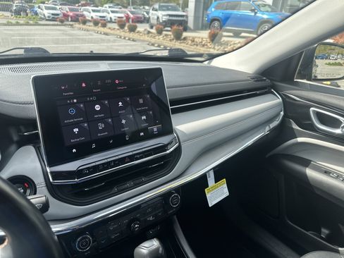 Used 2022 Jeep Compass Limited image 35