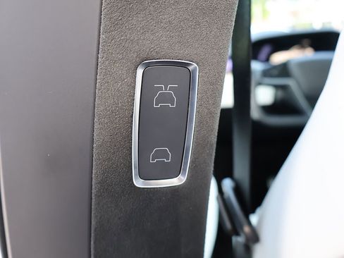 Used 2022 Tesla Model X image 37