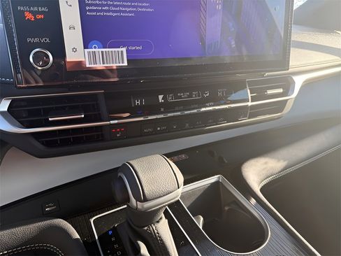 Used 2025 Toyota Sienna LE image 35