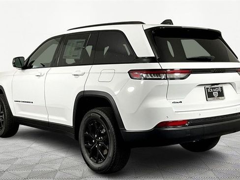 New 2025 Jeep Grand Cherokee Altitude image 4