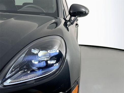 Certified 2026 Porsche Macan AWD/4WD image 15