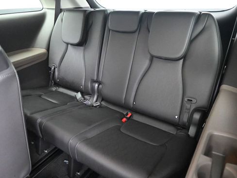Used 2025 Kia Carnival FWD image 31