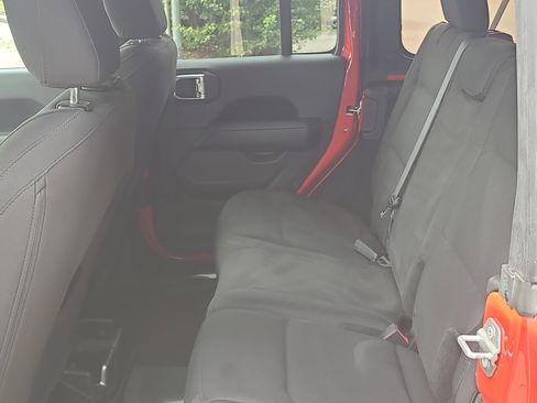 Used 2018 Jeep Wrangler Unlimited Sahara image 29