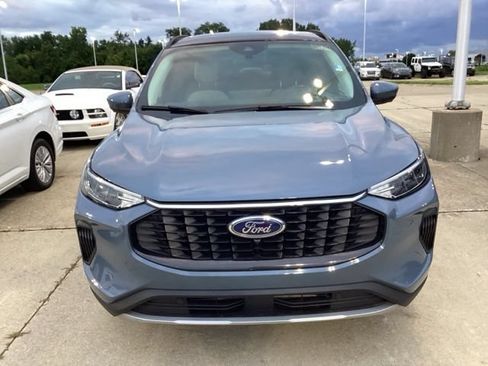 Used 2023 Ford Escape Active w/ Tech Pack #2 AWD/4WD image 2