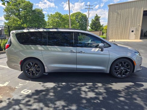 Used 2020 Chrysler Pacifica Limited w/ Advanced Safetytec Group FWD image 8