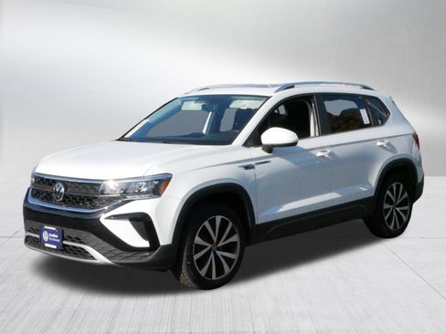 Certified 2022 Volkswagen Taos SE image 3