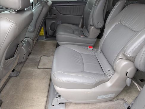 Used 2010 Toyota Sienna XLE image 11