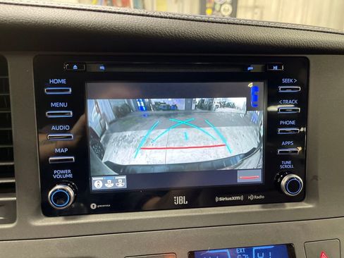 Used 2018 Toyota Sienna Limited image 20