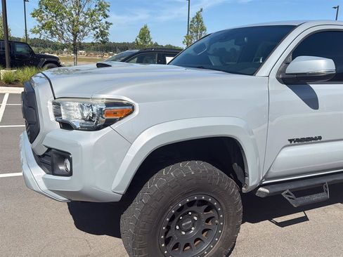Used 2019 Toyota Tacoma TRD Sport image 12