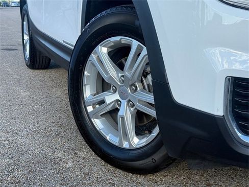 Used 2024 GMC Terrain SLE image 2