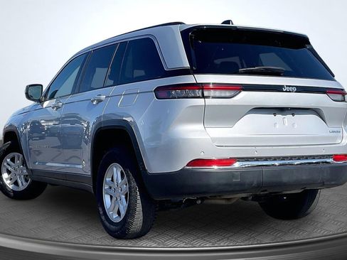 Used 2024 Jeep Grand Cherokee Laredo RWD image 2