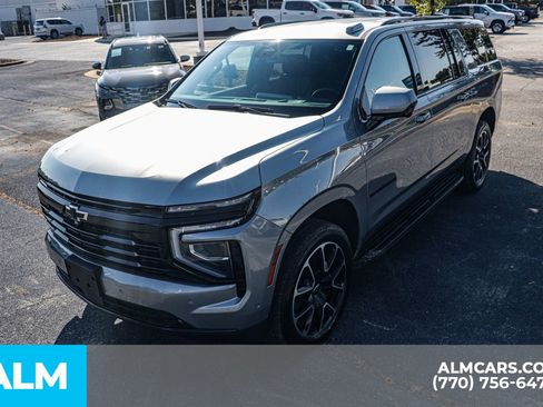 Used 2025 Chevrolet Suburban RST image 19