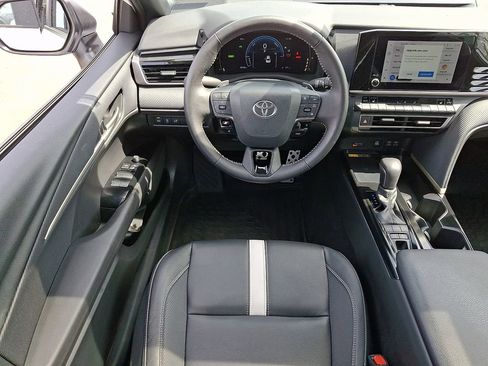 Used 2025 Toyota Camry SE w/ Convenience Package image 11