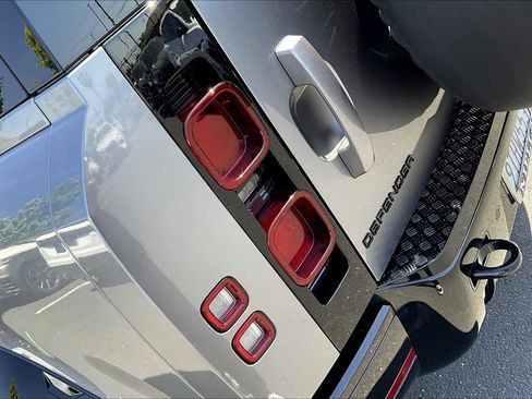 Used 2024 Land Rover Defender 110 X-Dynamic SE image 31