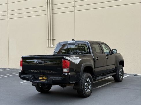 Used 2017 Toyota Tacoma TRD Off-Road image 6