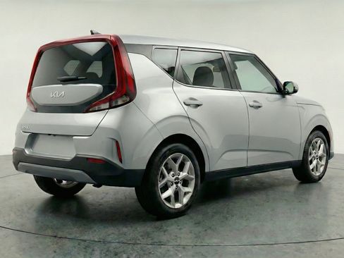 Used 2025 Kia Soul LX w/ LX Technology Package FWD image 9