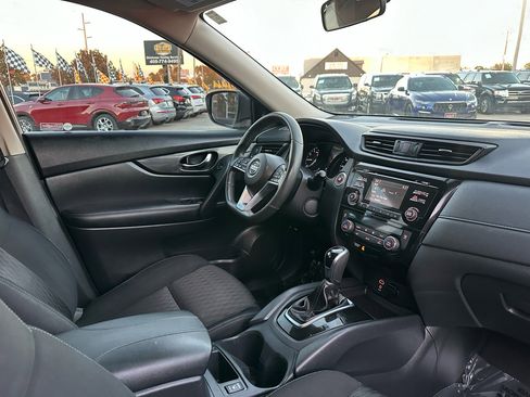 Used 2017 Nissan Rogue SV image 14