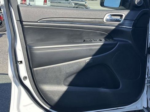 Used 2022 Jeep Grand Cherokee Limited image 15