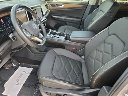 Used 2025 Volkswagen Atlas SE FWD image 16