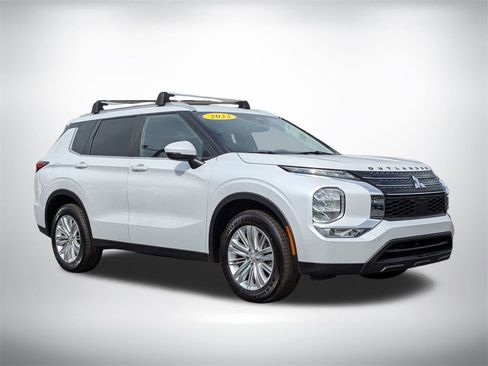 Used 2022 Mitsubishi Outlander ES image 2