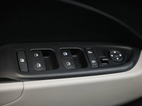 Certified 2025 Hyundai Venue SEL FWD image 15