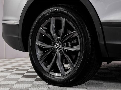 Used 2022 Volkswagen Tiguan SE image 62