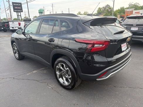 Used 2025 Chevrolet Trax LT w/ Driver Confidence Package FWD image 4