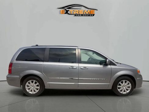 Used 2016 Chrysler Town & Country Touring w/ Driver Convenience Group FWD image 9