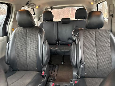 Used 2012 Toyota Sienna SE FWD image 27