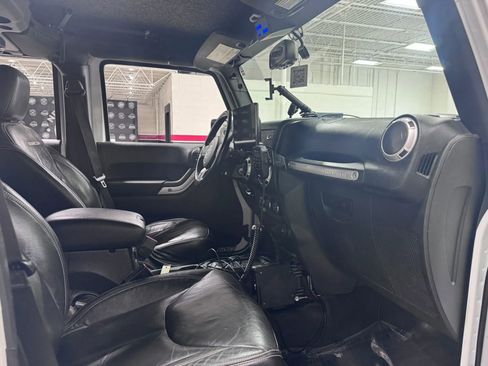 Used 2015 Jeep Wrangler Unlimited Rubicon w/ Connectivity Group AWD/4WD image 40