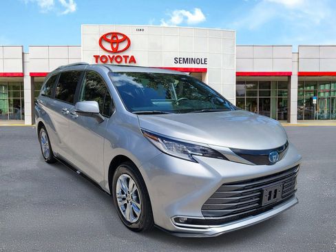 Used 2025 Toyota Sienna Limited AWD/4WD image 2