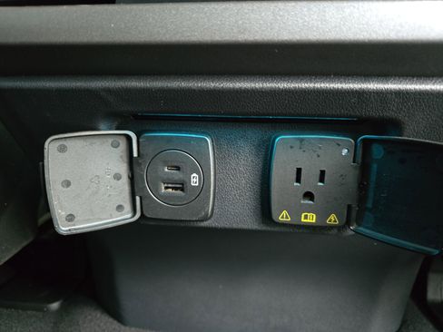 Used 2023 Ford F150 Lariat w/ Trailer Tow Package image 13