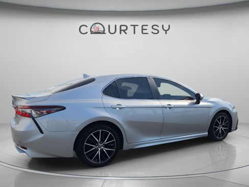 Certified 2022 Toyota Camry SE w/ Audio Upgrade Package FWD image 5