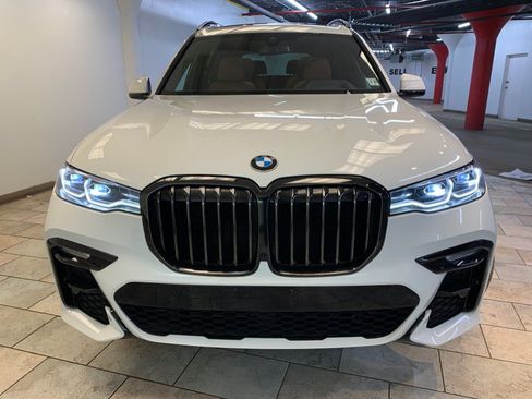 Used 2022 BMW X7 xDrive40i w/ M Sport Package AWD/4WD image 4