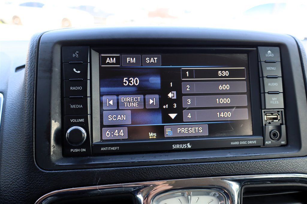Used 2016 Chrysler Town & Country Touring FWD image 30
