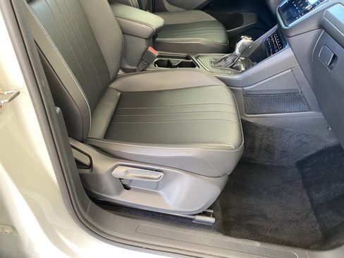 Used 2023 Volkswagen Tiguan SE FWD image 29