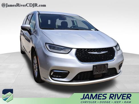 Used 2023 Chrysler Pacifica Touring-L FWD image 8