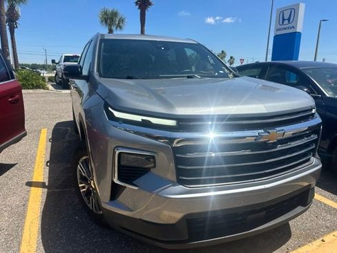 Used 2025 Chevrolet Traverse LT FWD image 2
