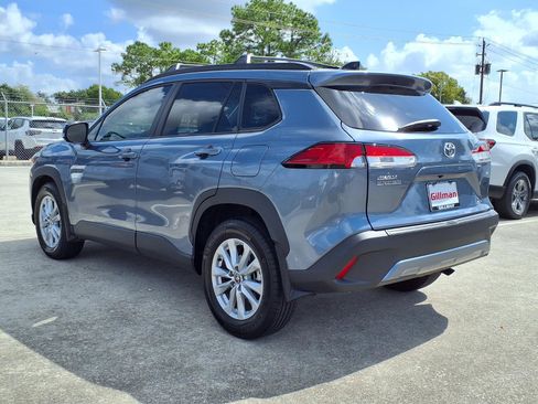 Used 2025 Toyota Corolla Cross LE FWD image 3
