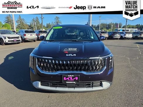 Used 2025 Kia Carnival EX FWD image 7