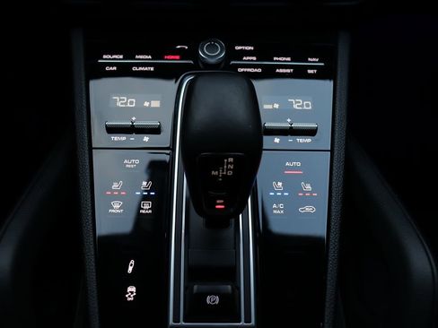 Used 2022 Porsche Cayenne Platinum Edition image 28