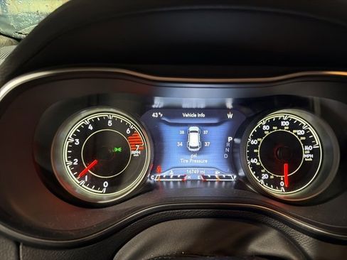 Used 2023 Jeep Cherokee Altitude Lux image 9